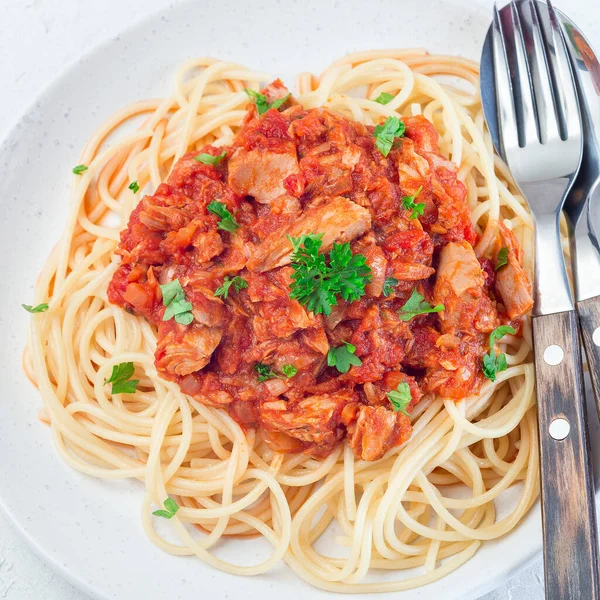 Espaguetis Con Salsa Atún Albahaca Tomate Adornado Con Perejil Formato — Foto de Stock