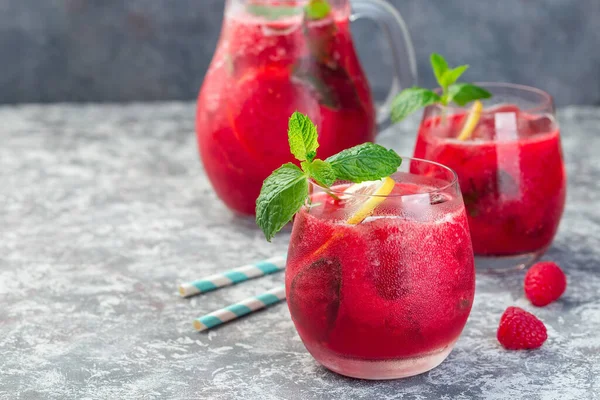 Refrescante Limonada Frambuesa Limón Menta Con Agua Espumosa Vidrio Horizontal —  Fotos de Stock