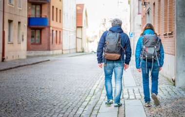 Orta yaşlı çift Avrupa 'nın eski caddesinde yürüyor, yatay, kopyalama alanı