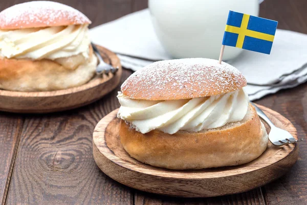 传统的瑞典甜点Semla 也被称为Shrove Bun 带有杏仁糊和搅拌奶油 与牛奶一起食用 水平的 — 图库照片