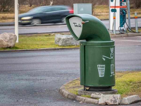 Trash Bin Figure Person Throwing Garbage Trash Can Mcdonald Restaurant — Stock Photo, Image