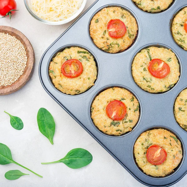 Smagfulde Muffins Med Quinoa Ost Spinat Toppet Med Tomat Muffin - Stock-foto