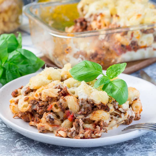 Caçarola Macarrão Com Carne Moída Queijo Tomate Prato Formato Quadrado — Fotografia de Stock