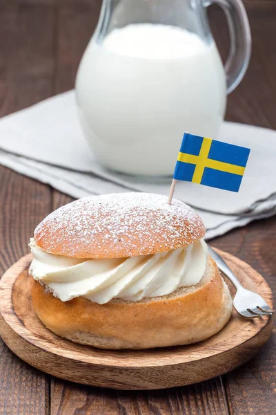 Traditionelles Schwedisches Dessert Semla Auch Fastnachtsbrötchen Genannt Mit Mandelpaste Und — Stockfoto