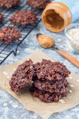 Unsuz, fırında fıstık ezmeli ve yulaflı çikolatalı kurabiyeli, parşömen üzerinde, dikey