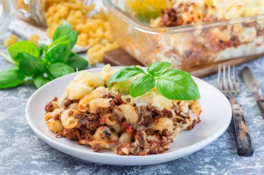 Biftek, peynir ve domatesli makarna güveci.