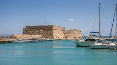 Yunanistan 'ın Girit adasındaki Heraklion, Girit adasında bir Rocca a Mare kalesi ve liman manzarası.