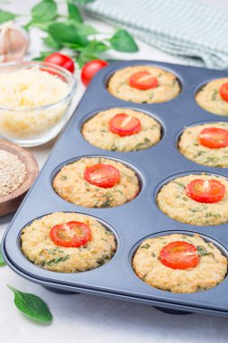 Kinoalı, peynirli ve domatesli, kek tenekeli, dikey ıspanaklı tuzlu kekler.
