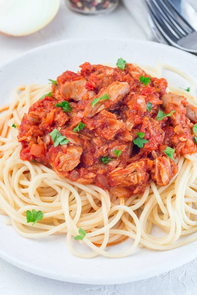 Espaguetis Con Salsa Atún Albahaca Tomate Adornado Con Perejil Vertical —  Fotos de Stock