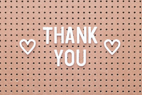 Worte Danke Und Herzen Aus Weißen Buchstaben Auf Braunem Wirbelbrett — Stockfoto