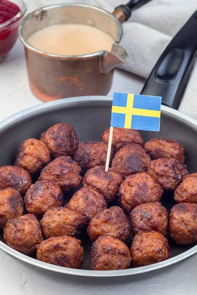 Köttbullar Stekpanna Serveras Med Gräddsås Och Tranbärssylt Svensk Flagga Vertikal — Stockfoto