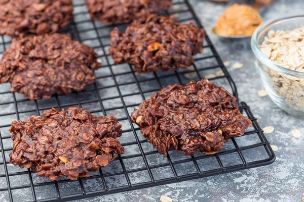 Flourless Não Assar Manteiga Amendoim Biscoitos Chocolate Aveia Rack Refrigeração — Fotografia de Stock