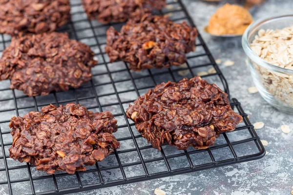 Mjöl Inga Bakverk Jordnötssmör Och Havregryn Chokladkakor Ett Kylställ Horisontellt — Stockfoto