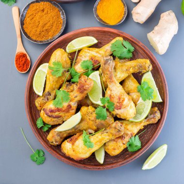 Hint tavuğu tandır, Yunan yoğurdu ve baharatlarıyla marine edilmiş, limon dilimleri ve kişniş ile servis edilir, üst manzara, kare format