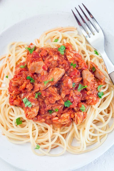 Espaguetis Con Salsa Atún Albahaca Tomate Adornado Con Perejil Vertical — Foto de Stock