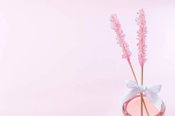 Dos Caramelos Roca Rosa Sobre Fondo Papel Rosa Decorado Con — Foto de Stock