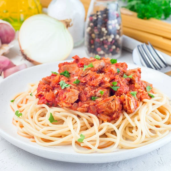 Espaguetis Con Salsa Atún Albahaca Tomate Adornado Con Perejil Formato —  Fotos de Stock