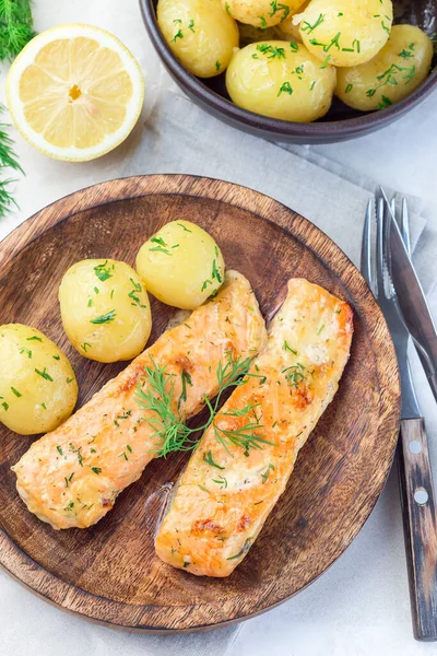 Salmón Horno Salsa Cremosa Con Papas Jóvenes Hervidas Rematadas Con — Foto de Stock