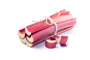 Beyaz arka planda izole edilmiş birkaç parça kesilmiş ravent ile dolu bir demet rubarb.