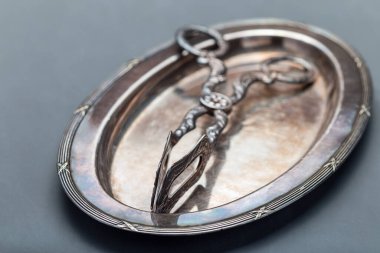 Gri arka planda boş klasik metal çanak ve şeker maşaları