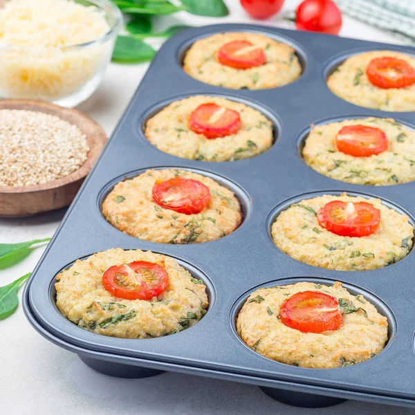 Bolinhos Salgados Com Quinoa Queijo Espinafre Cobertos Com Tomate Lata — Fotografia de Stock