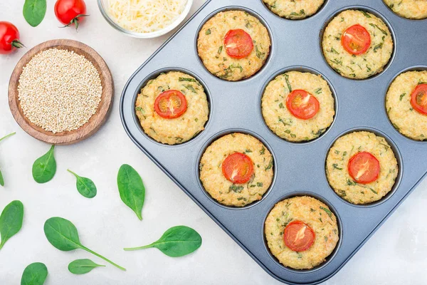 Magdalenas Saladas Con Quinoa Queso Espinacas Cubiertas Con Tomate Una —  Fotos de Stock