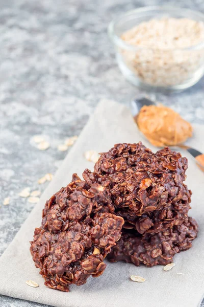 Unsuz, fırında fıstık ezmeli ve yulaflı çikolatalı kurabiye yok. Dikey, kopyalama alanı.