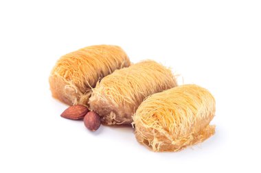 Üç Yunan hamur işi Kataifi, dilimlenmiş fileto hamuru, badem fıstığı ile doldurulmuş, bal şurubu, beyaz üzerine izole edilmiş.