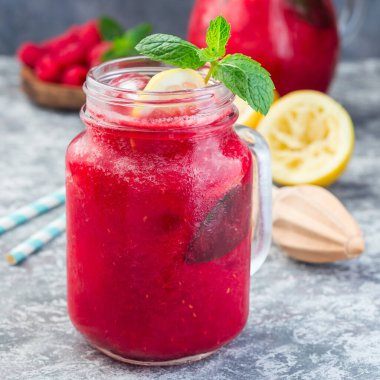 Ahududu, limon ve naneli limonata. Kavanozda köpüklü su, kare şeklinde.