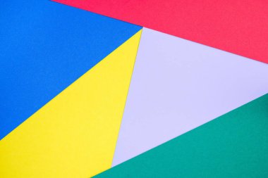 Yeşil, mor, mavi, kırmızı ve sarı kağıttan yapılmış soyut geometrik desen, şablon, yatay, kopyalama alanı için boş arkaplan