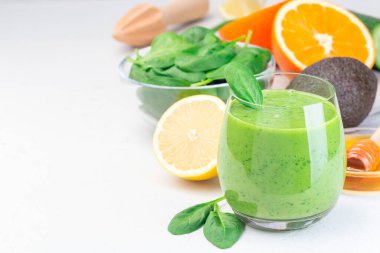 Avokado, ıspanak, salatalık, portakal, limon ve bal içeren yeşil detoks smoothie, yatay, kopyalama alanı