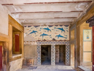 Dolphin freski olan eski duvarlar, minoan kültürünün sembolü. Yunanistan 'ın Girit adasındaki Knossos Sarayı harabeleri. Knossos 'un ünlü Minos sarayı