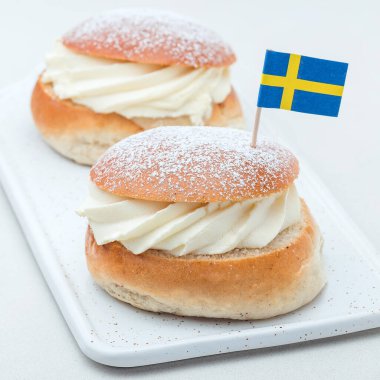 Geleneksel İsveç tatlı Semla, diğer adıyla Shrove çöreği, badem ezmesi ve krem şantili, kare formatlı