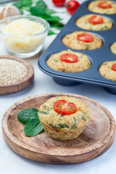 Magdalenas Saladas Con Quinoa Queso Espinacas Cubiertas Con Tomate Plato — Foto de Stock