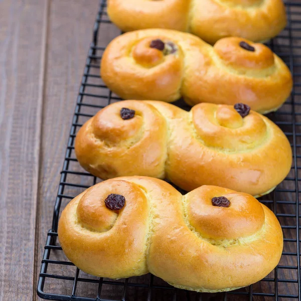 Bollos Azafrán Navidad Suecos Escandinavos Lussekatter Una Bandeja Enfriamiento Fondo —  Fotos de Stock