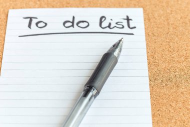 Boş bir kağıt parçası ve kalem içeren tıpa bellek tahtası, liste, ilan tahtası, yatay, kapatma