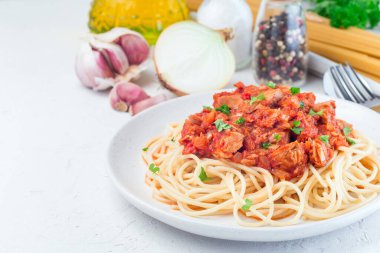 Maydanozla süslenmiş ton balığı ve fesleğen soslu spagetti.