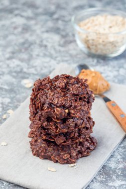 Unsuz, fıstık ezmeli ve yulaflı çikolatalı kurabiyesiz, bir bardak sütlü, dikey