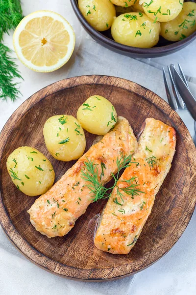 Salmón Horno Salsa Cremosa Con Papas Jóvenes Hervidas Rematadas Con — Foto de Stock