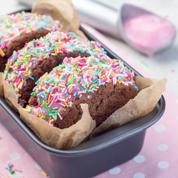 Sanduíche Sorvete Caseiro Com Biscoito Chocolate Sorvete Melancia Coberto Com — Fotografia de Stock