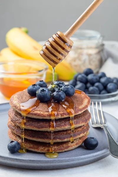 Stack Healthy Oatmeal Banana Pancakes Garnished Blueberry Honey Honey Flowing — Stock Photo, Image