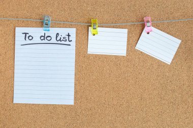 Mantar bellek tahtası boş kağıt parçalarını ipe asar. Giysi iğnesi, liste, yatay