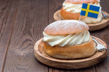 Geleneksel İsveç tatlı Semla, diğer adıyla Shrove çörek, badem ezmesi ve krem şanti ile doldurulmuş, yatay, kopyalama alanı