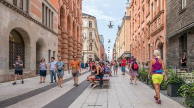 İnsanlar 2 Ağustos 2018 'de Stockholm, İsveç' in merkezindeki alışveriş caddesinde yürüyorlar.