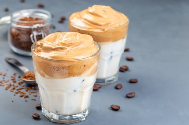 Buzlu Dalgona kahvesi, moda Kore içeceği, koyu gri arka plan, yatay, kopyalama alanı