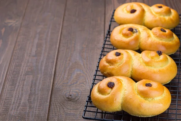 Bollos Tradicionales Azafrán Navidad Suecos Escandinavos Lussekatter Una Bandeja Enfriamiento —  Fotos de Stock