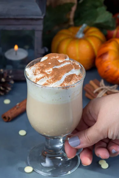 Mano Mujer Tomar Vaso Con Chocolate Blanco Caliente Con Calabaza —  Fotos de Stock