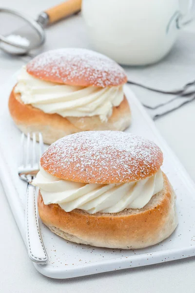 传统的瑞典甜点Semla 也叫Shrove Bun 用杏仁糊和奶油搅拌 配上牛奶 垂直供应 — 图库照片