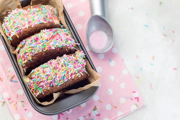 Домашний Сэндвич Мороженым Шоколадным Печеньем Арбузным Мороженым Покрытый Красочными Брызгами — стоковое фото