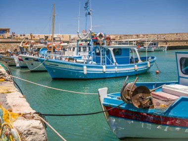 Yunanistan 'da Heraklion, Girit adasında 18 Temmuz 2019' da bir Rocca a Mare kalesi ve tekneli liman manzarası.
